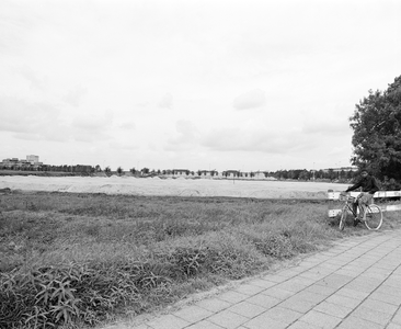 884322 Gezicht op het tracé voor de toekomstige Rijksweg 27 vanaf de Weg tot de Wetenschap te Utrecht, met links op de ...